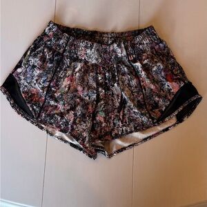 lululemon athletica “Hotty Hot” shorts 2.5” low-rise Sz 4